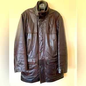 Danier, 100% leather , 6 pockets on the front, inside pockets, double zippers.